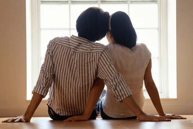 Casal de cabeças encostadas