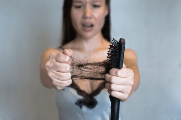 Mulher assusta com a quantidade de cabelo que perdeu. 