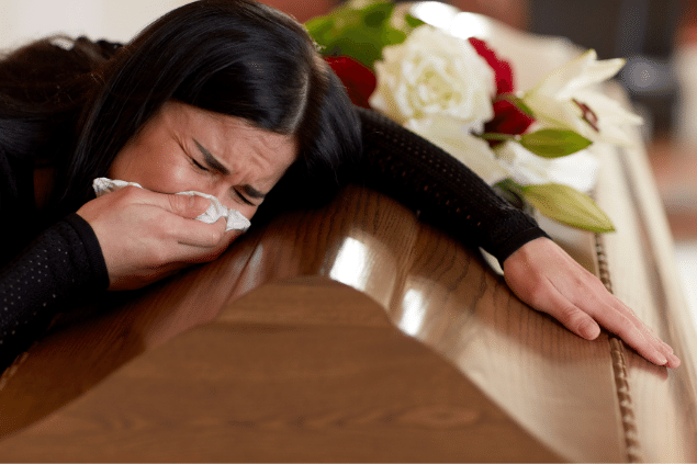 Mulher chorando em funeral. 