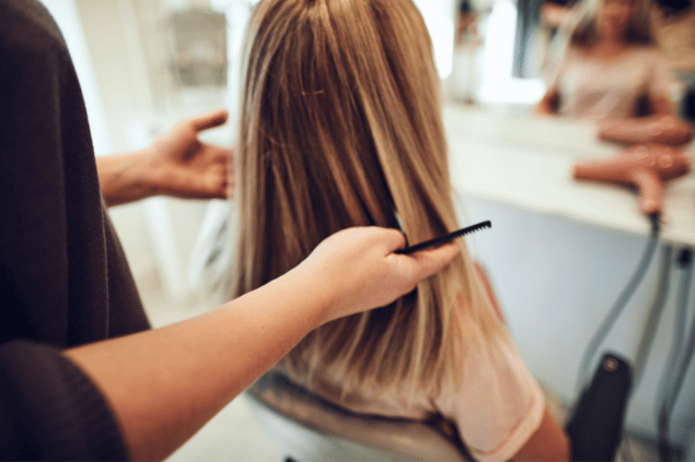 Mulher loira com cabelo cortado no salão de beleza. 