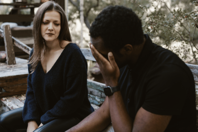 Casal triste após término. Mulher está com seu rosto de rímel por causa das lágrimas, enquanto olha para seu ex-ficante.