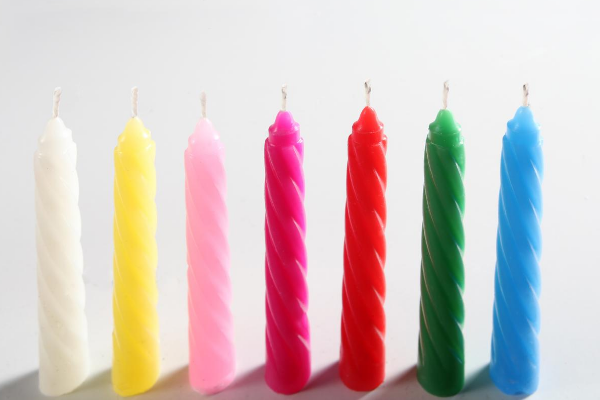 Velas coloridas enfileiradas