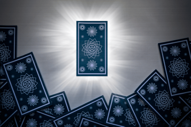 Várias cartas de Tarot estão espalhadas sobre uma mesa.