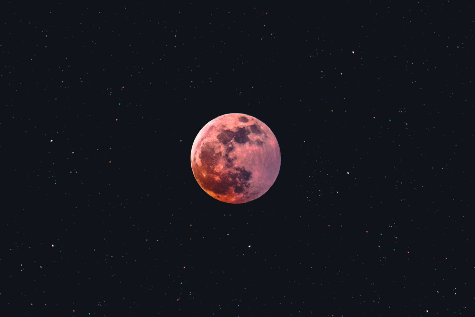 Céu estrelado com lua cheia