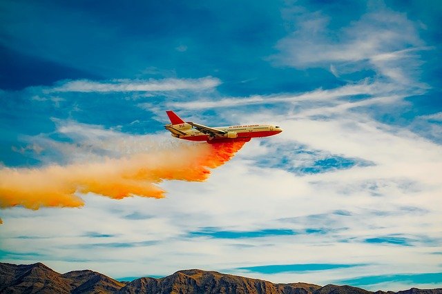 Avião pegando fogo e caindo