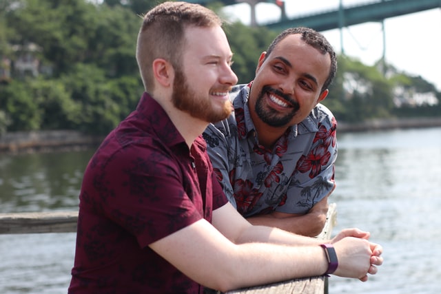 Homens brancos sorrindo.