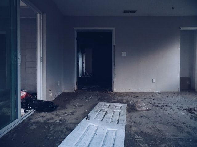 Casa toda suja e destruída.