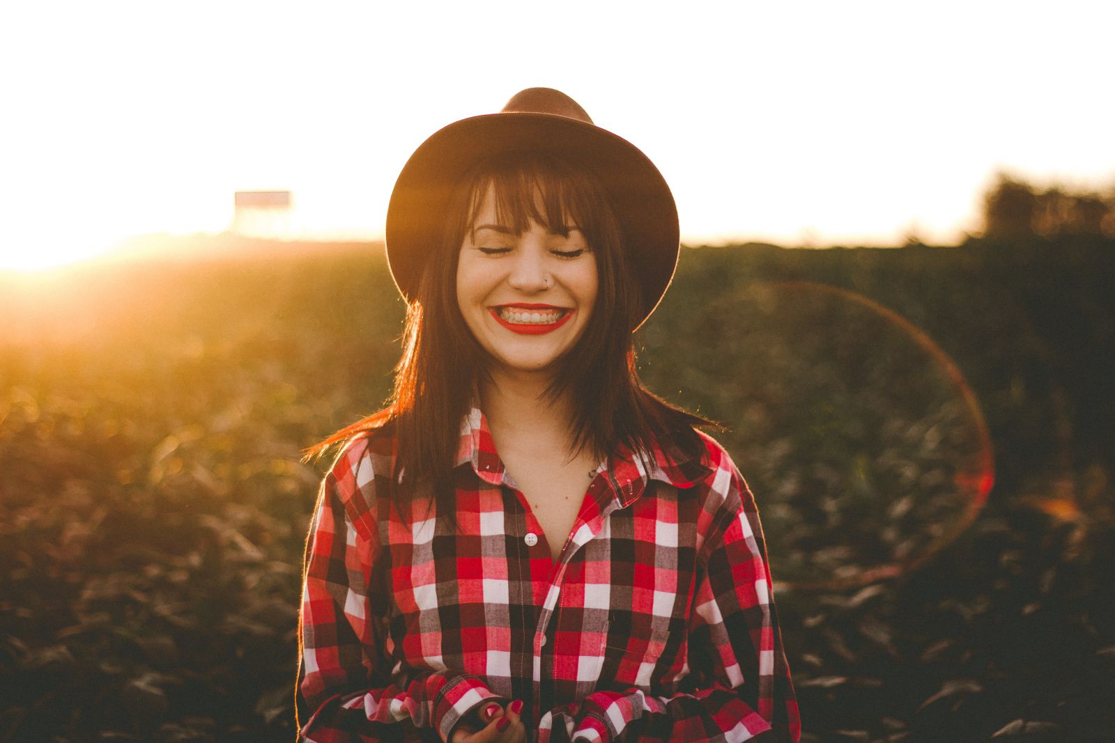 Mulher de olhos fechados sorrindo