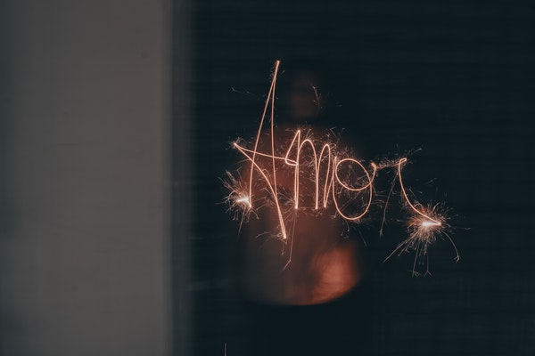 Efeito de luz escrito amor para representar as características de quem tem Marte em Áries