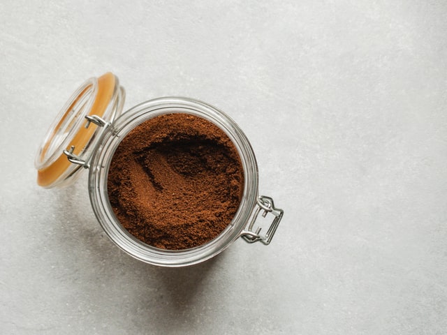 Pote de vidro com chocolate em pó.