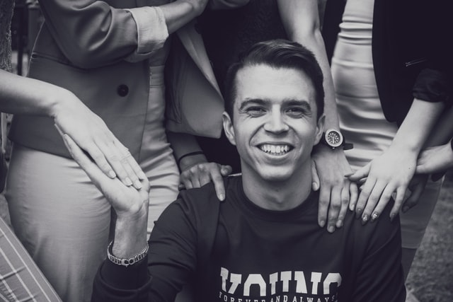 Homem branco sorrindo.