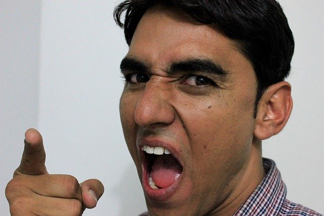 Homem irritado apontando dedo