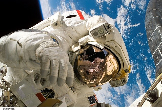 Astronauta no espaço.