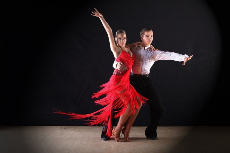 Casal dançando salsa