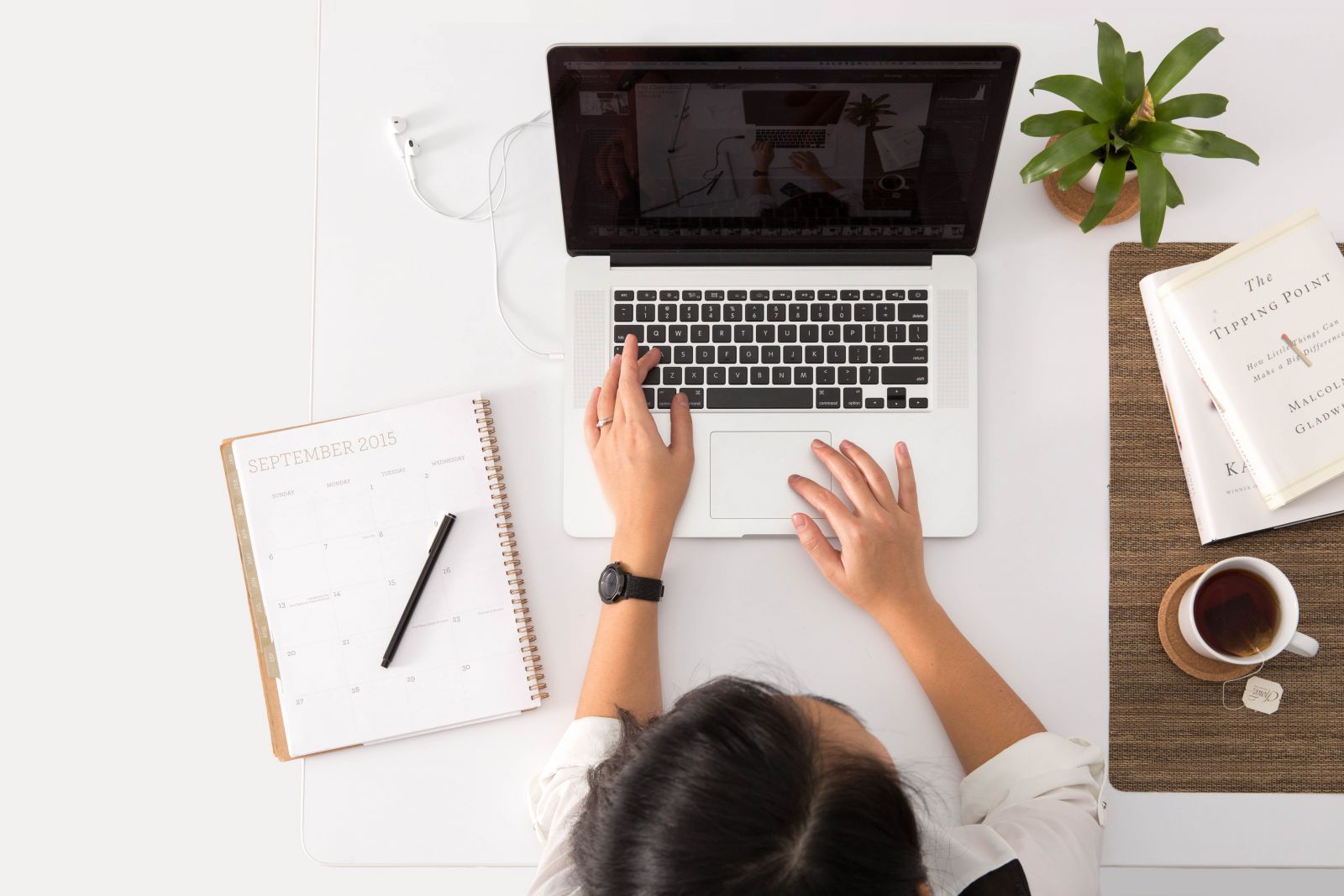 Mulher digitando em seu notebook na mesa do escritório