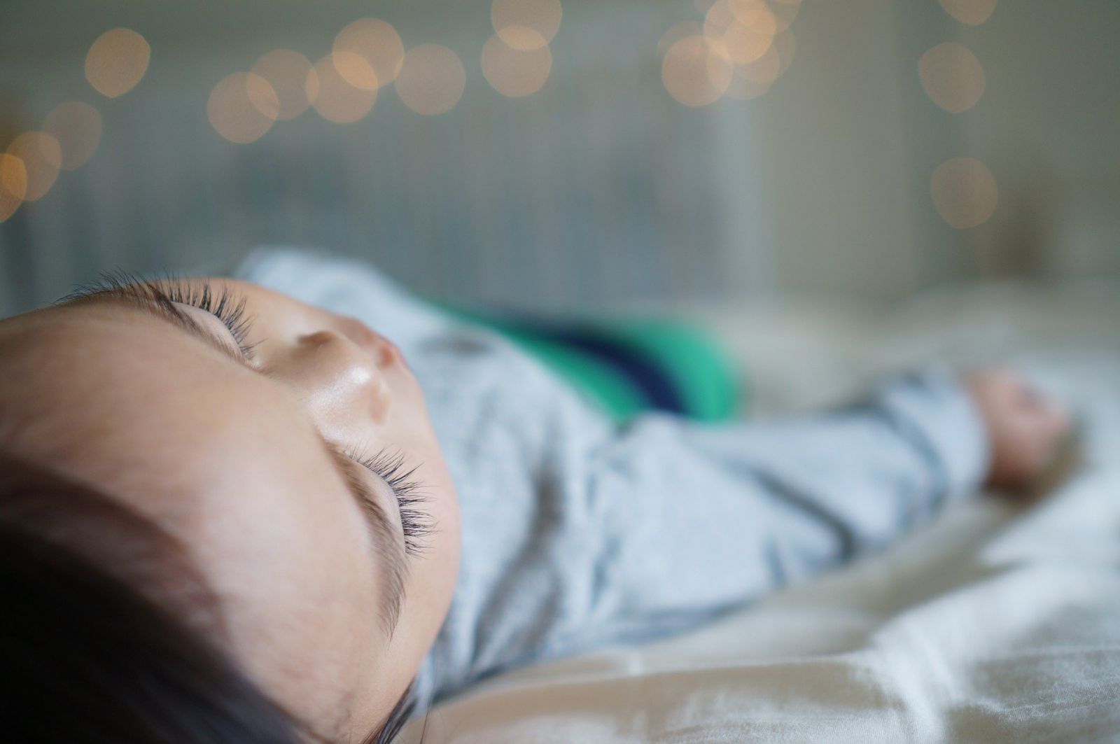 Criança dormindo em uma cama 