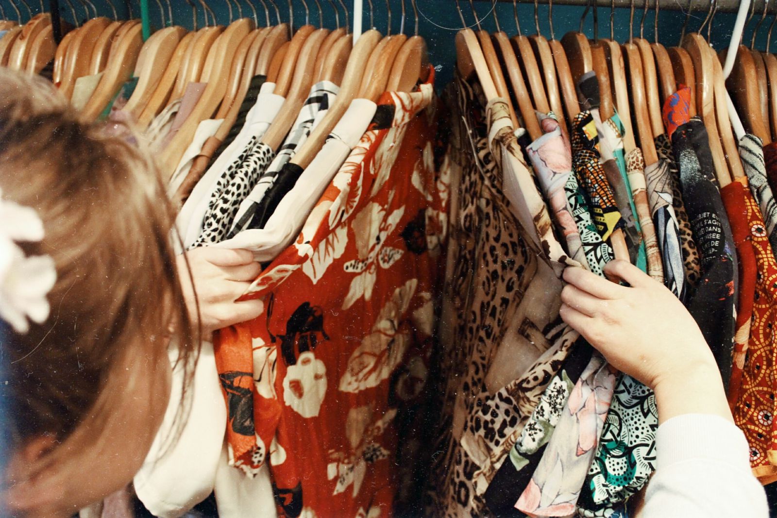 Mulher olhando camisas em uma loja