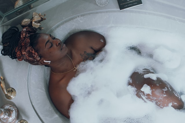Mulher negra numa banheira.