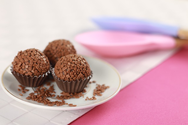 Três brigadeiros em pires