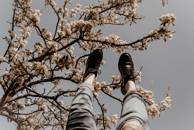 Pessoa com os pés para cima.