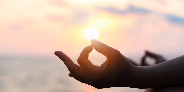 Gesto chin mudra.