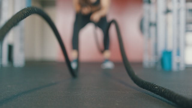 Mulher branca praticando treino cardio.