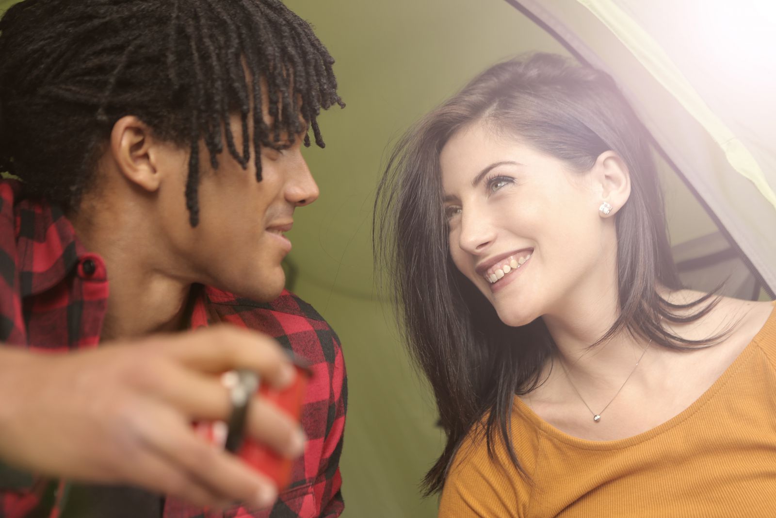Homem e mulher olhando um ao outro e sorrindo