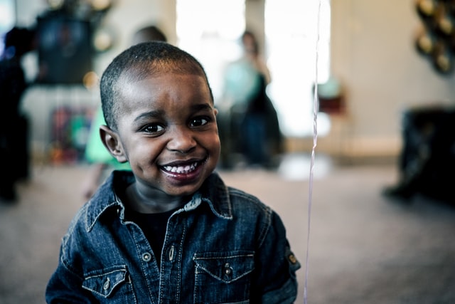 Bebê negro sorrindo.