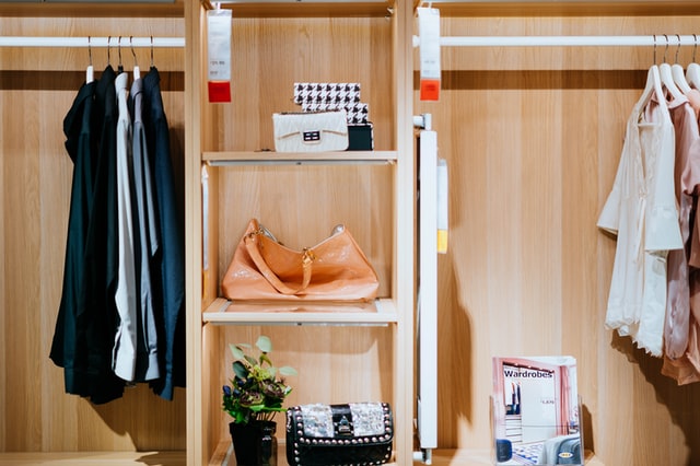 Guarda-roupa organizado.