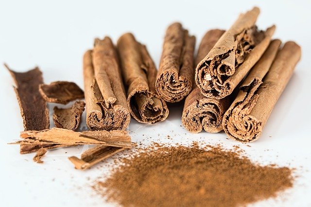 Canela em pó e em paus.