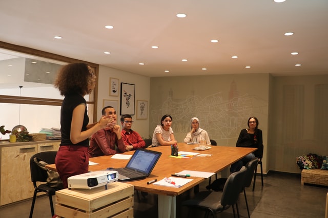 Mulher negra levantada numa reunião.