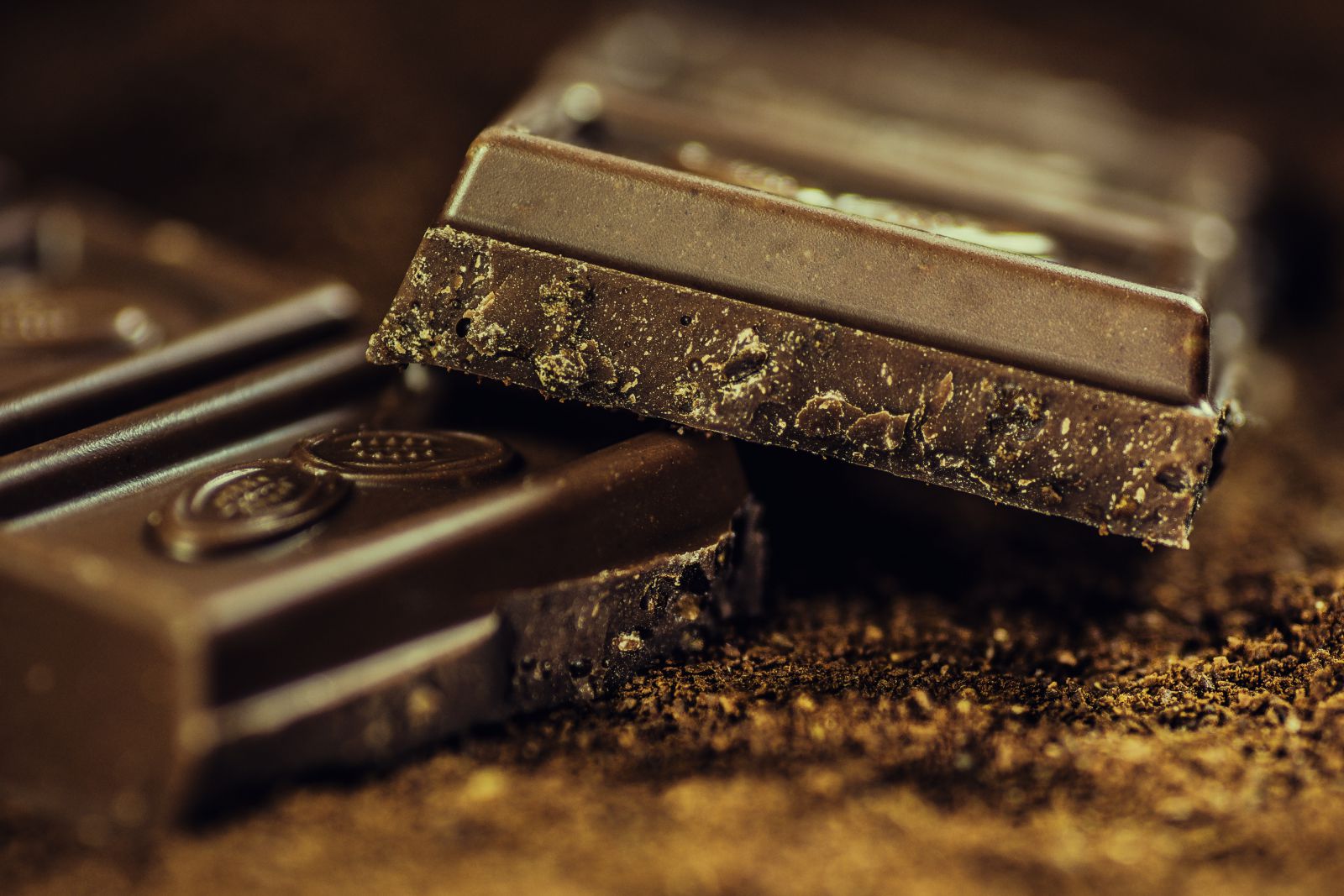 Barra de chocolate cortada ao meio