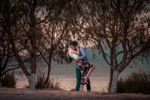 Homem e mulher se beijando.