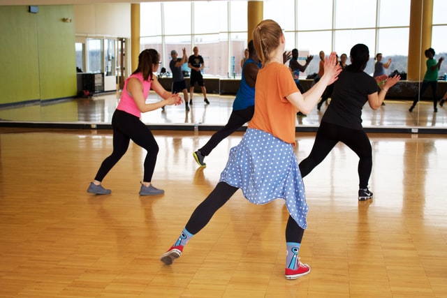 Mulheres praticando Zumba.