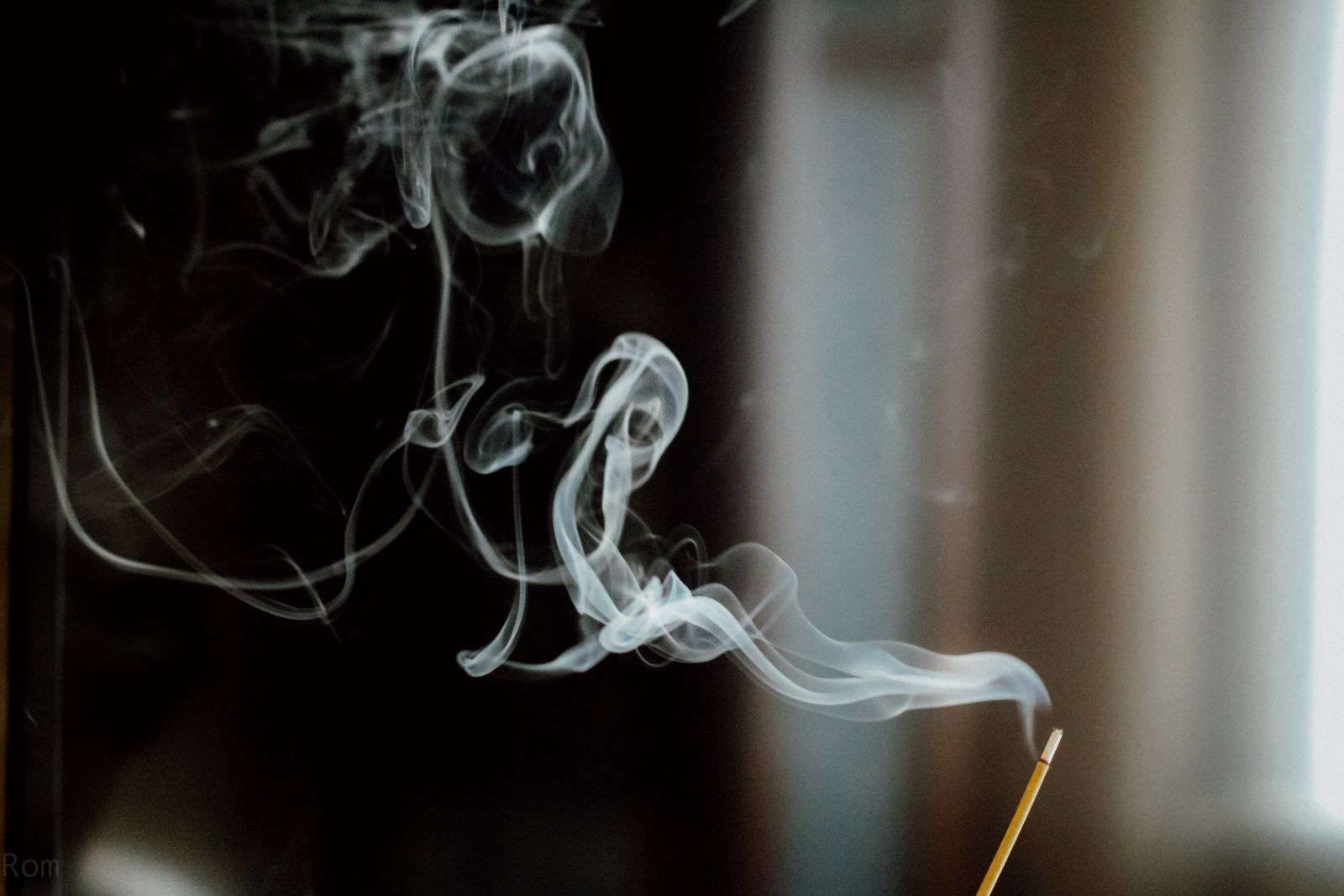 Incenso aceso em um ambiente 
