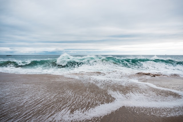 Ondas do mar na praia.