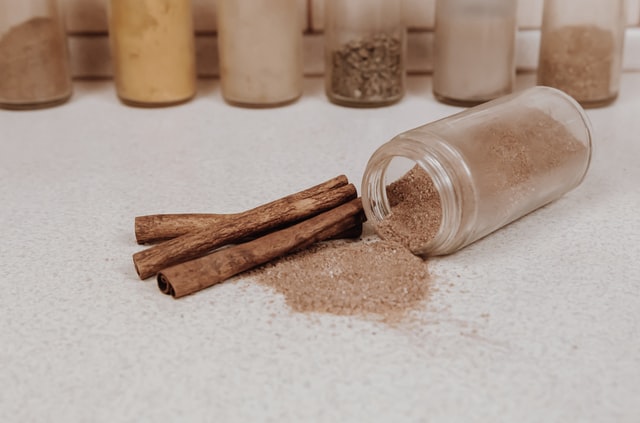 Canela em pó.