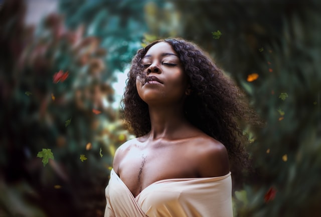 Mulher negra com expressão serena.