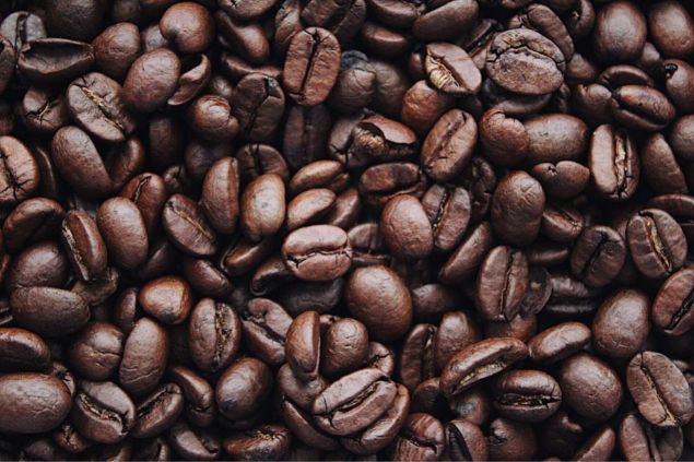 Vários grãos de café preenchendo o enquadramento da foto