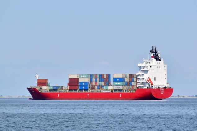 Navio vermelho no mar 