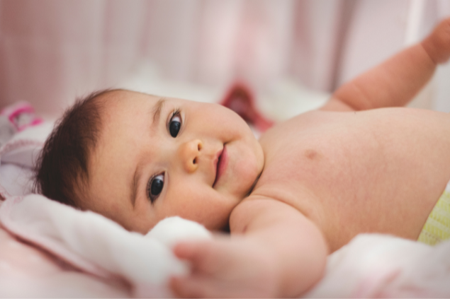 Bebê olhando para câmera