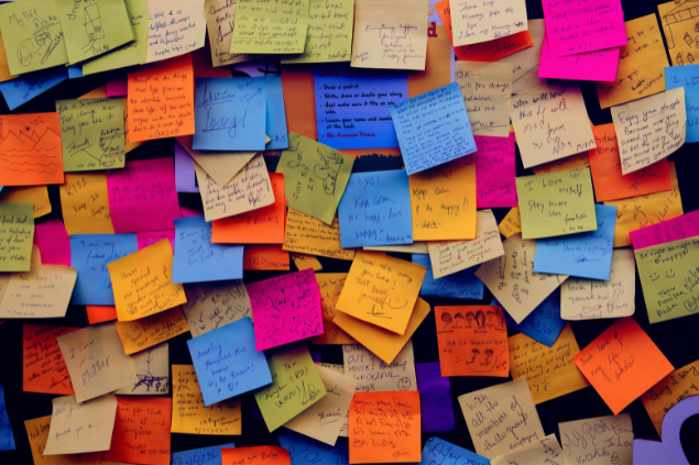 Vários post-its com ideias