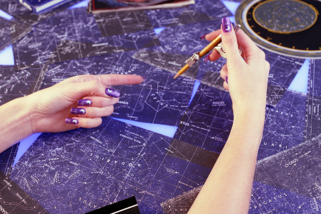 Mulher fazendo estudo astrológico de um mapa