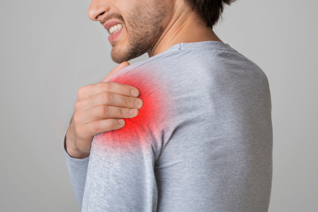 Homem com inflamação nos ombros