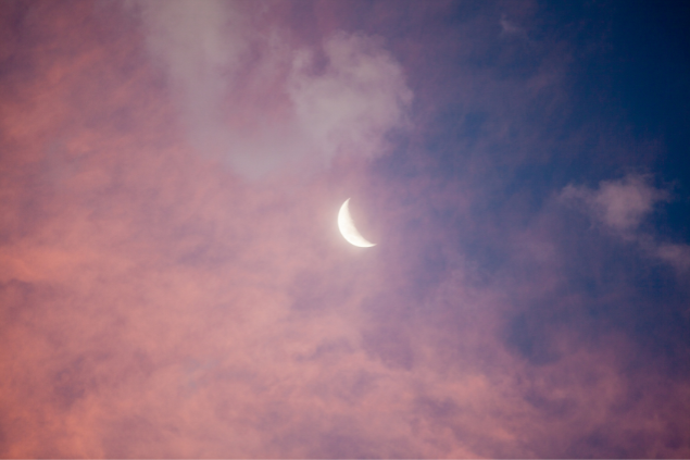 Lua na fase Nova. O céu está começando a escurecer