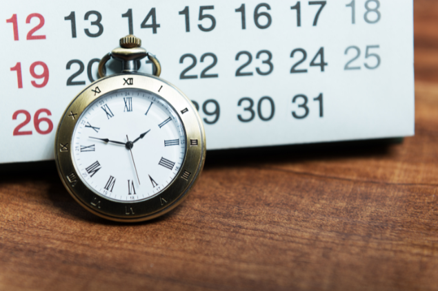 Relógio na frente de um calendário