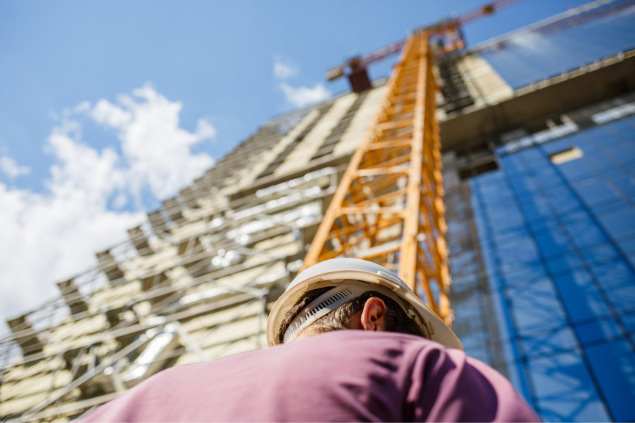 Arquiteto observando a construção de um prédio enorme