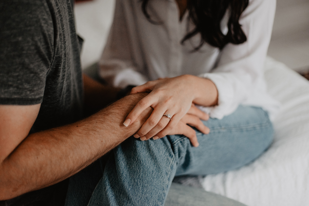 Homem com as mãos no joelho da esposa