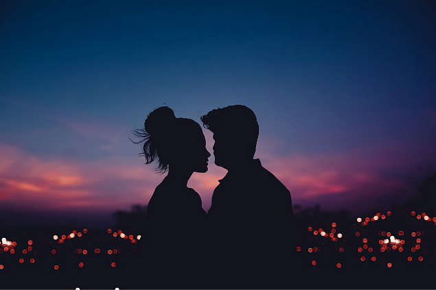 Casal se beijando a noite