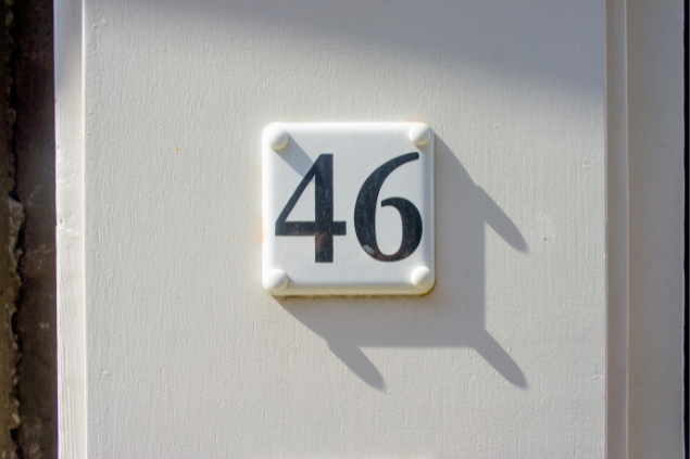 Placa com o número 46